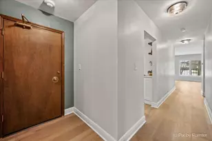 453 Raintree Dr, Glen Ellyn, IL 60137 - Photo 2