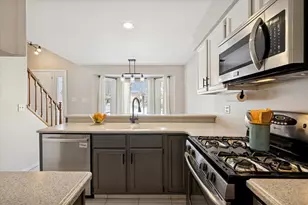 2454 E Hunter Dr, Arlington Heights, IL 60004 - Photo 8