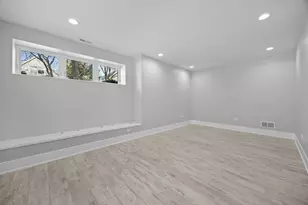 2323 W Farragut Ave, Chicago, IL 60625 - Photo 22