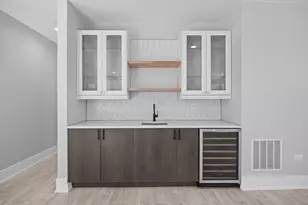 2323 W Farragut Ave, Chicago, IL 60625 - Photo 16