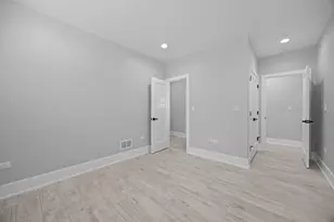 2323 W Farragut Ave, Chicago, IL 60625 - Photo 20