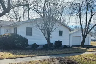 121 N West St, Gibson City, IL 60936 - Photo 2