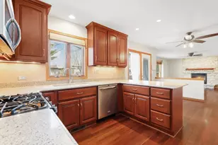 425 Cambridge Ave, Elburn, IL 60119 - Photo 6