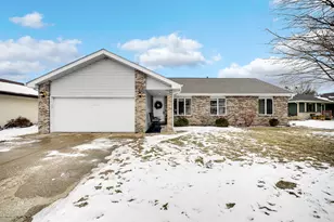 375 Meadows N Rd, Bourbonnais, IL 60914 - Photo 2