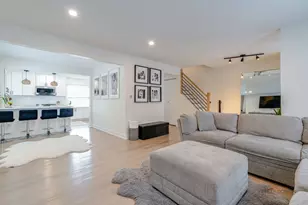 4990 Rochester Dr, Hoffman Estates, IL 60010 - Photo 4