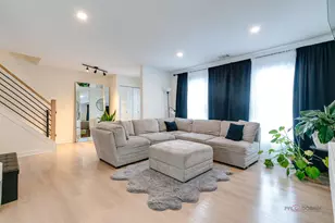 4990 Rochester Dr, Hoffman Estates, IL 60010 - Photo 2