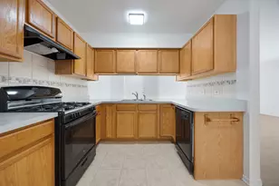 881 N Swift Rd, Addison, IL 60101 - Photo 14