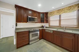 933 Shambliss Ln, Buffalo Grove, IL 60089 - Photo 10