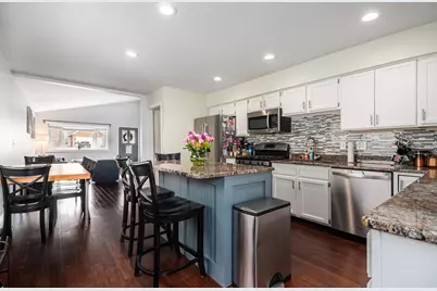 566 W Comstock Avenue, Elmhurst, IL 60126 - Photo 6