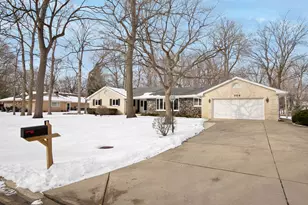 304 E Tall Trees Ln, Palatine, IL 60067 - Photo 2