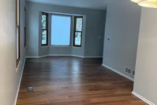 994 Cambridge Dr, Grayslake, IL 60030 - Photo 2