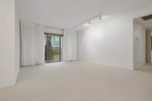 375 Pinetree Ln, Schaumburg, IL 60193 - Photo 2