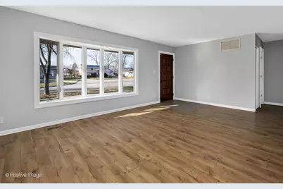 27 Hawthorne Lane, Streamwood, IL 60107 - Photo 2