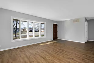 27 Hawthorne Ln, Streamwood, IL 60107 - Photo 2