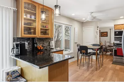 454 Stone Place, Wheeling, IL 60090 - Photo 6