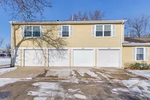 233 Winfield Ct, Vernon Hills, IL 60061 - Photo 2