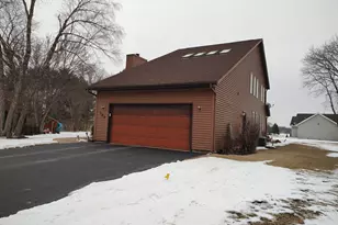 100 SW Thornhill Dr, Poplar Grove, IL 61065 - Photo 2