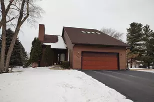 100 SW Thornhill Dr, Poplar Grove, IL 61065 - Photo 1