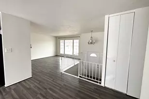 335 Shiloh Ln, Elgin, IL 60120 - Photo 4