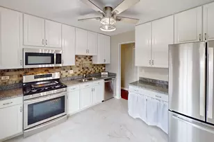 304 Jackson St, Bartlett, IL 60103 - Photo 8