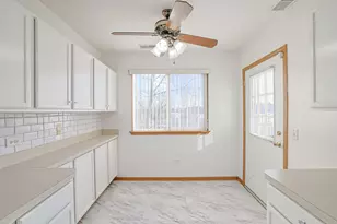 881 N Swift Rd, Addison, IL 60101 - Photo 14