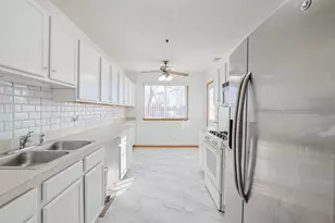 881 N Swift Rd, Addison, IL 60101 - Photo 10