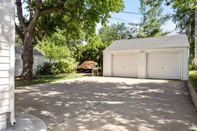 1223 E Oakland Avenue, Bloomington, IL 61701 - Photo 18