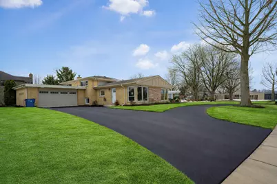 703 W Man A Wa Trail, Mount Prospect, IL 60056 - Photo 2