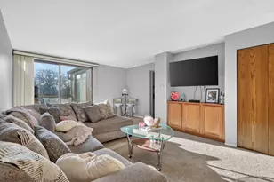 2929 Sunnyside Dr, Rockford, IL 61114 - Photo 2