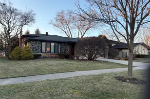 7700 Apple Tree Ln, Willowbrook, IL 60527 - Photo 2