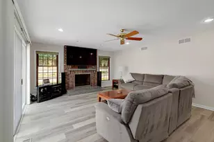 2043 Spring Green Dr, Wheaton, IL 60189 - Photo 2