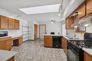 16113 Lake Villa Ave, Tinley Park, IL 60477 - Photo 6