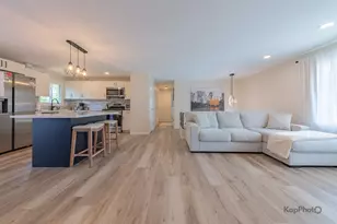 818 Brentwood Ct, Schaumburg, IL 60193 - Photo 2