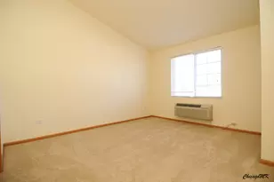 917 Silverstone Dr, Carpentersville, IL 60110 - Photo 8