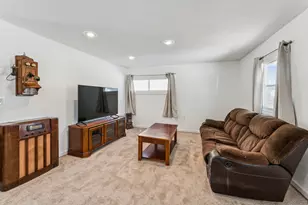 416 Concord Dr, Streamwood, IL 60107 - Photo 4