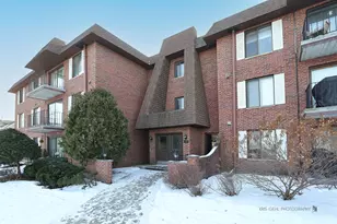 100 Clubhouse Ln, Lake Zurich, IL 60047 - Photo 1
