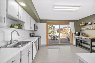 2422 Stonewall Ave, Woodridge, IL 60517 - Photo 10