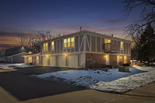 205 Nantucket Harbor, Schaumburg, IL 60193 - Photo 2