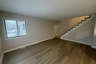 29W526 Winchester Circle, Warrenville, IL 60555 - Photo 2