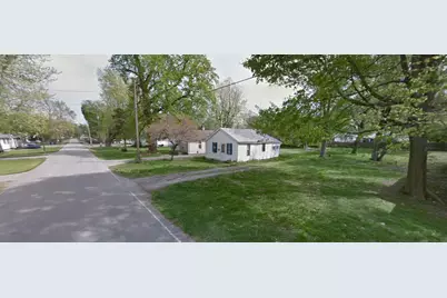 2827 E Hickory Street, Decatur, IL 62526 - Photo 2