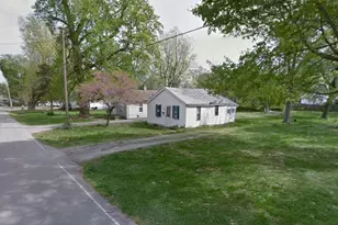 2827 E Hickory St, Decatur, IL 62526 - Photo 2