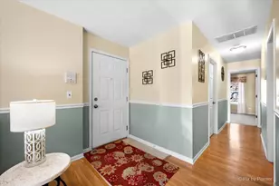 385 Woodview Cir, Elgin, IL 60120 - Photo 4