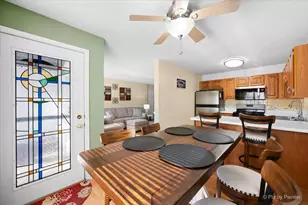 385 Woodview Cir, Elgin, IL 60120 - Photo 10