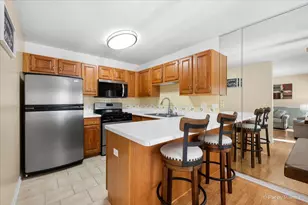 385 Woodview Cir, Elgin, IL 60120 - Photo 8