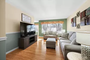 385 Woodview Cir, Elgin, IL 60120 - Photo 6