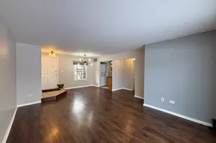 367 Sandhurst Cir, Glen Ellyn, IL 60137 - Photo 10