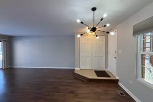 367 Sandhurst Cir, Glen Ellyn, IL 60137 - Photo 4