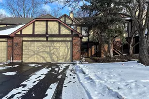 367 Sandhurst Cir, Glen Ellyn, IL 60137 - Photo 1