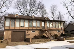 18269 Hiawatha Ct, Hudson, IL 61748 - Photo 2