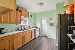 796 Parkway Ave, Elgin, IL 60120 - Photo 8